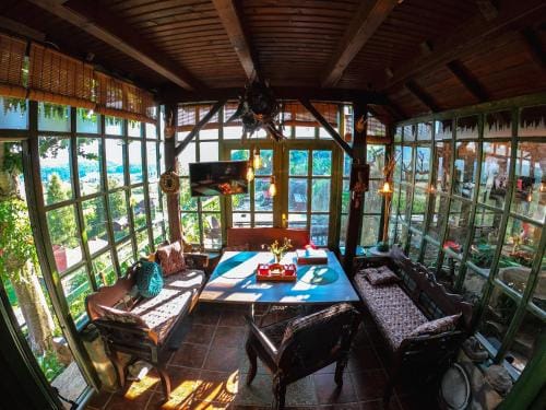 Brvnara Orlovo Gnezdo Lodge in Serbia
