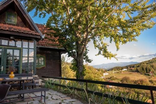 Brvnara Orlovo Gnezdo Lodge in Serbia