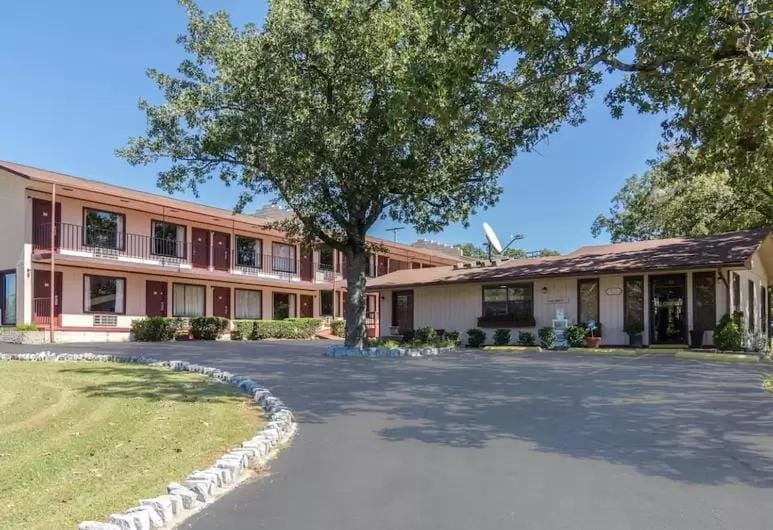 The Parkwood Inn & Suites Hotel in Mountain View