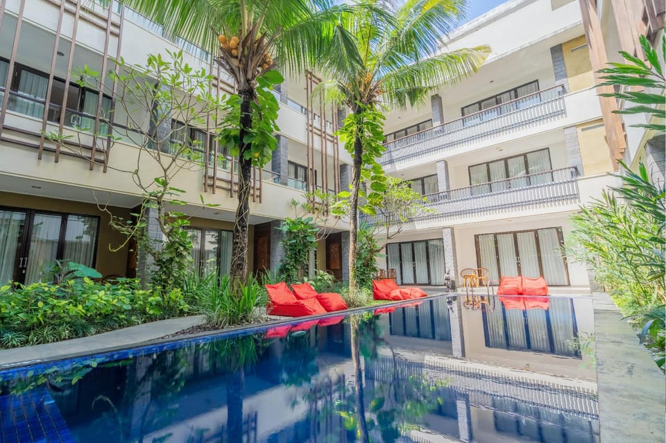 Swimming pool [outdoor]