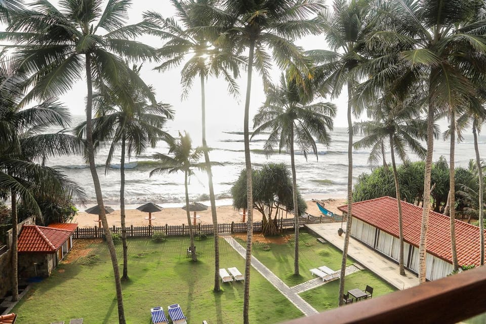 The Blue Beach  Hotel in Wadduwa