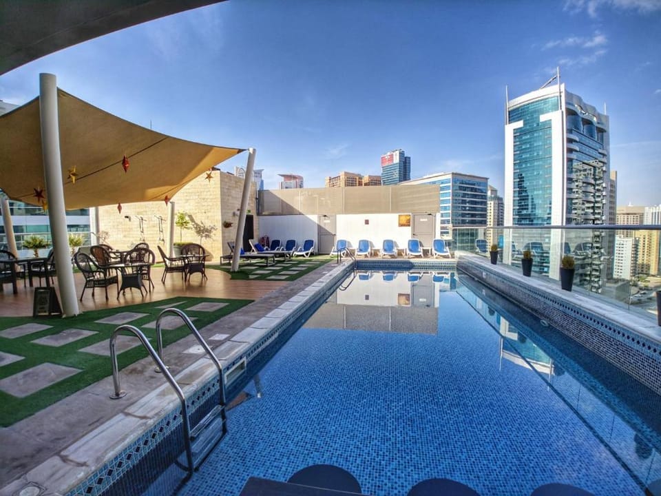 Swimming pool [outdoor]