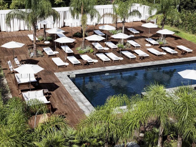 Swimming pool [outdoor]