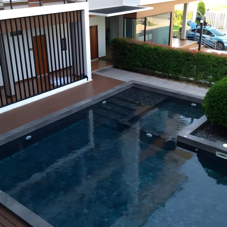 Swimming pool [outdoor]