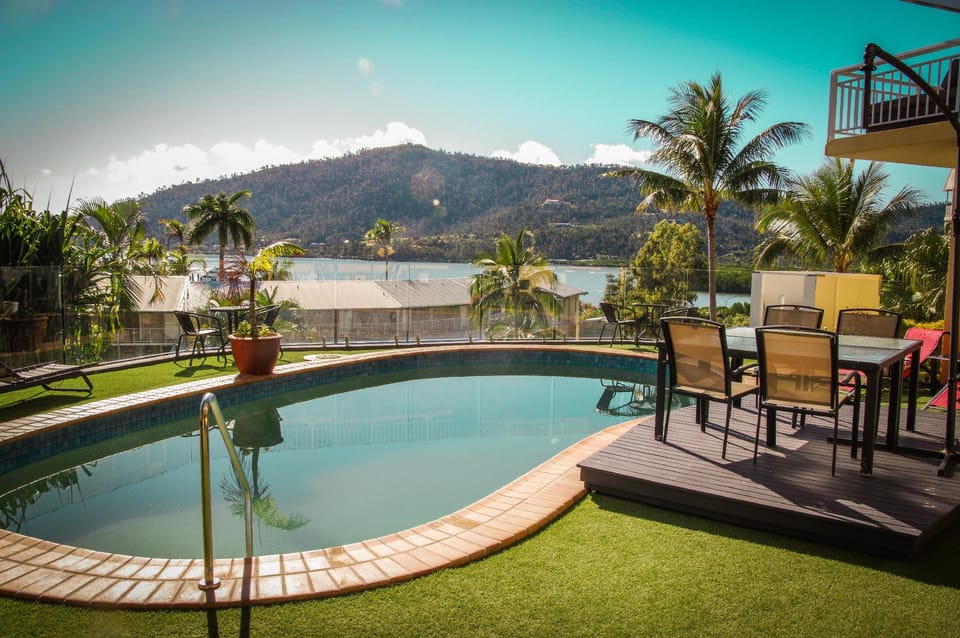 Swimming pool [outdoor]