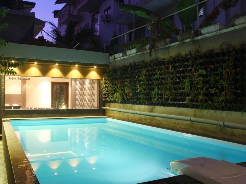 Swimming pool [outdoor]