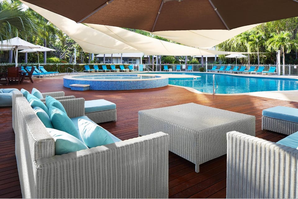 Swimming pool [outdoor]