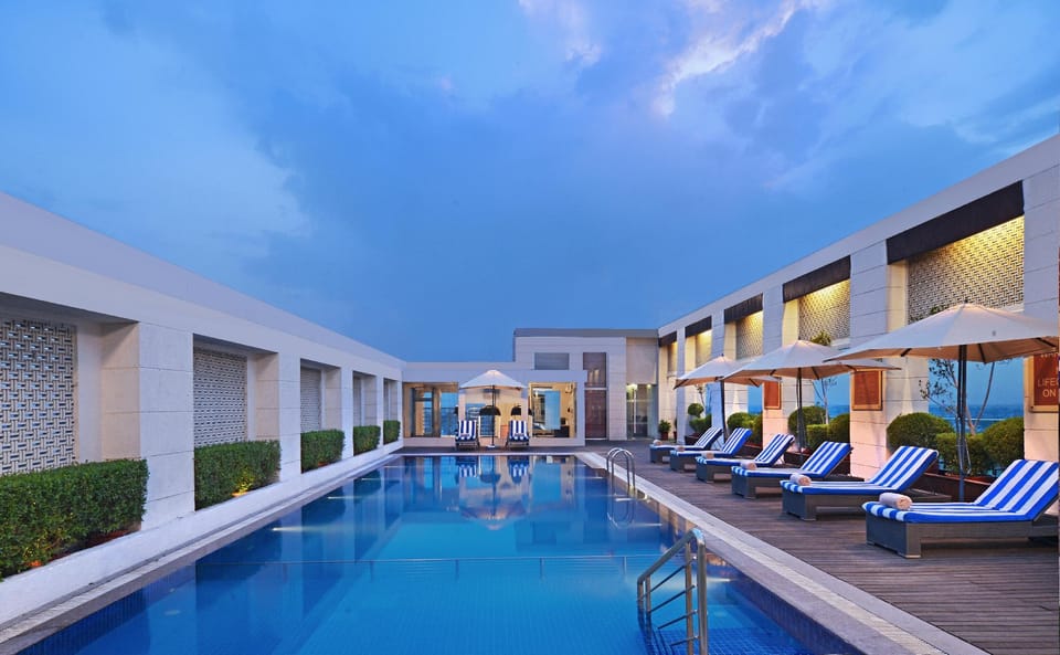 Swimming pool [outdoor]