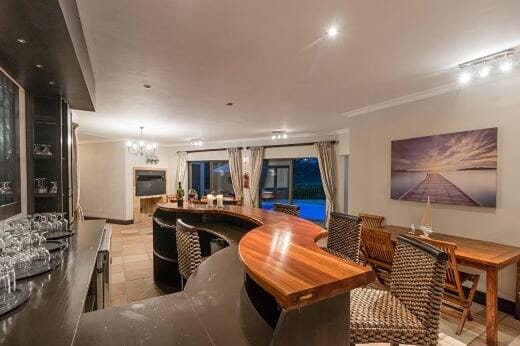Shared lounge/TV area