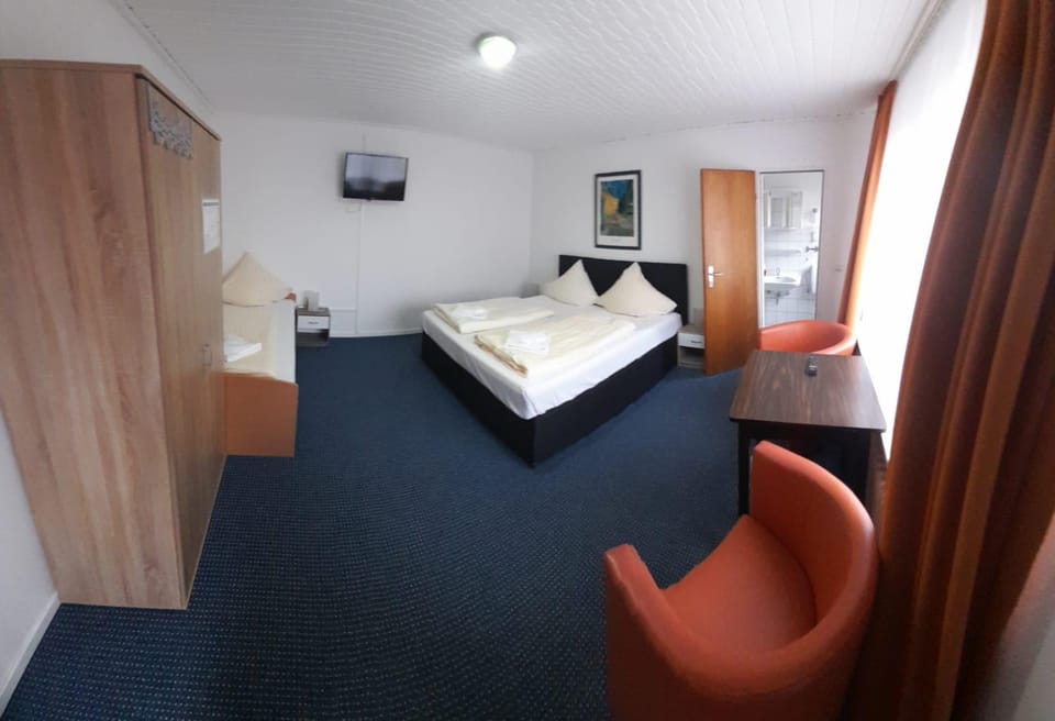 Interconnecting room(s) available