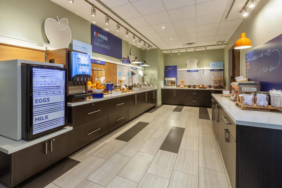 Holiday Inn Express and Suites Brunswick By IHG Hotel in Knoxville