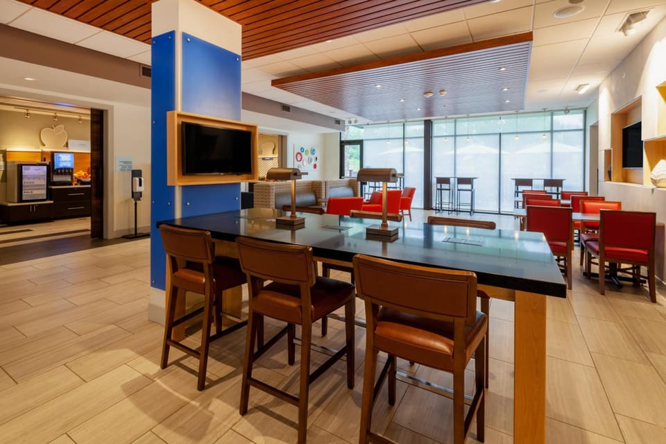 Holiday Inn Express and Suites Brunswick By IHG Hotel in Knoxville