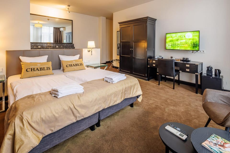 Shared lounge/TV area