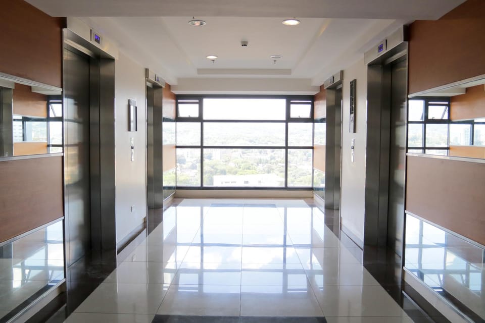 Versteeg Vacations - Horizons 101 Hotel in Lapu-Lapu City