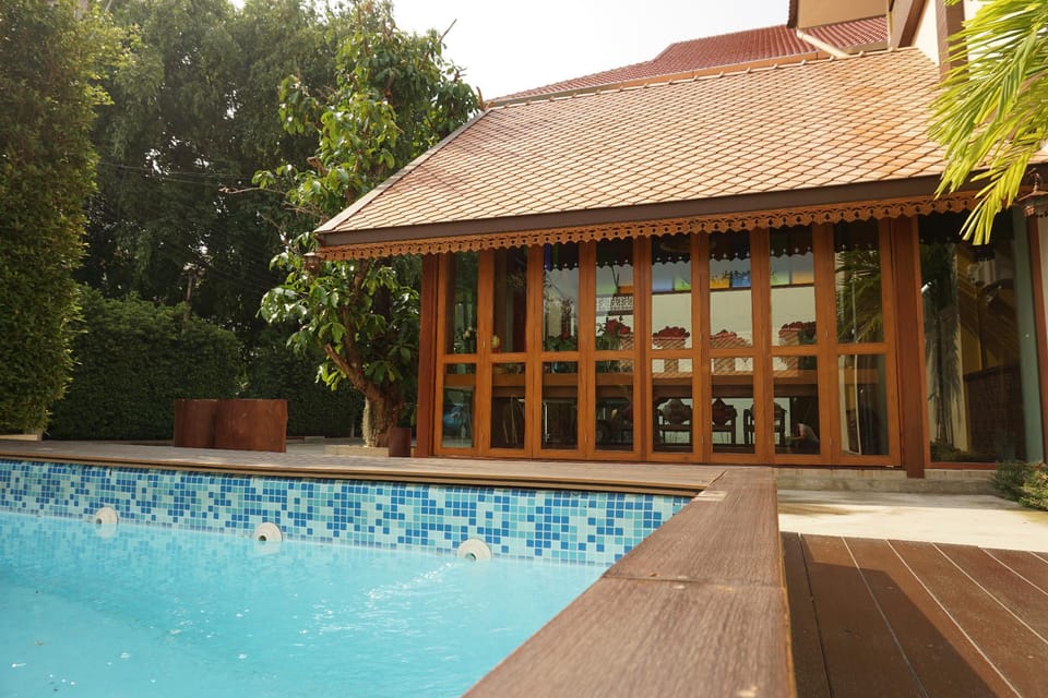 Swimming pool [outdoor]