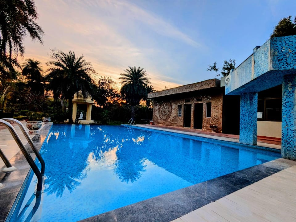 Swimming pool [outdoor]