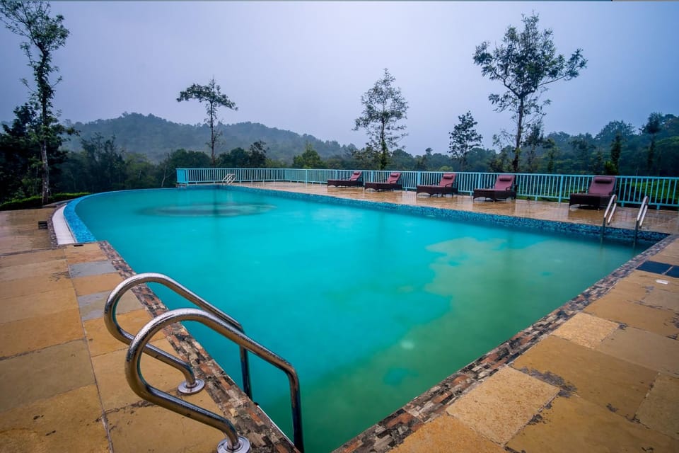 Swimming pool [outdoor]