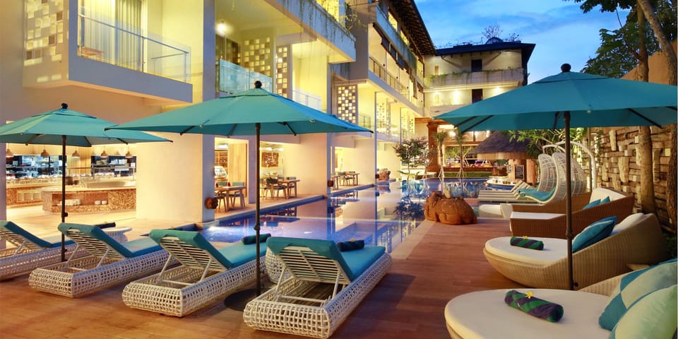 Swimming pool [outdoor]