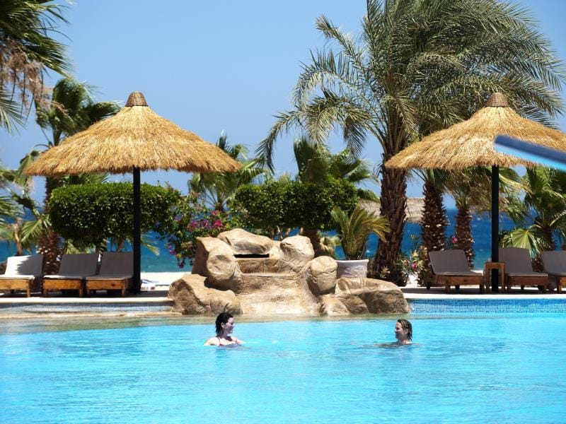 Swimming pool [outdoor]