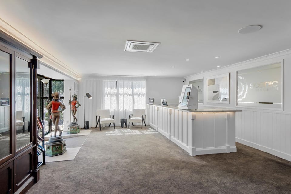 Scenic Hotel Cotswold Hotel in Christchurch