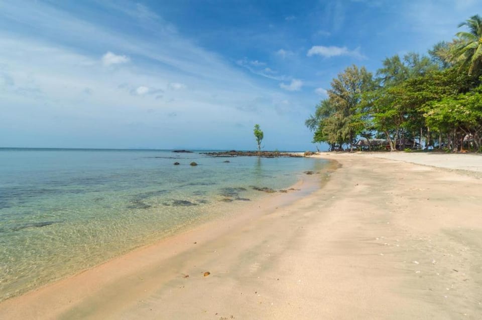 Relax Beach House Hotel in Sala Dan