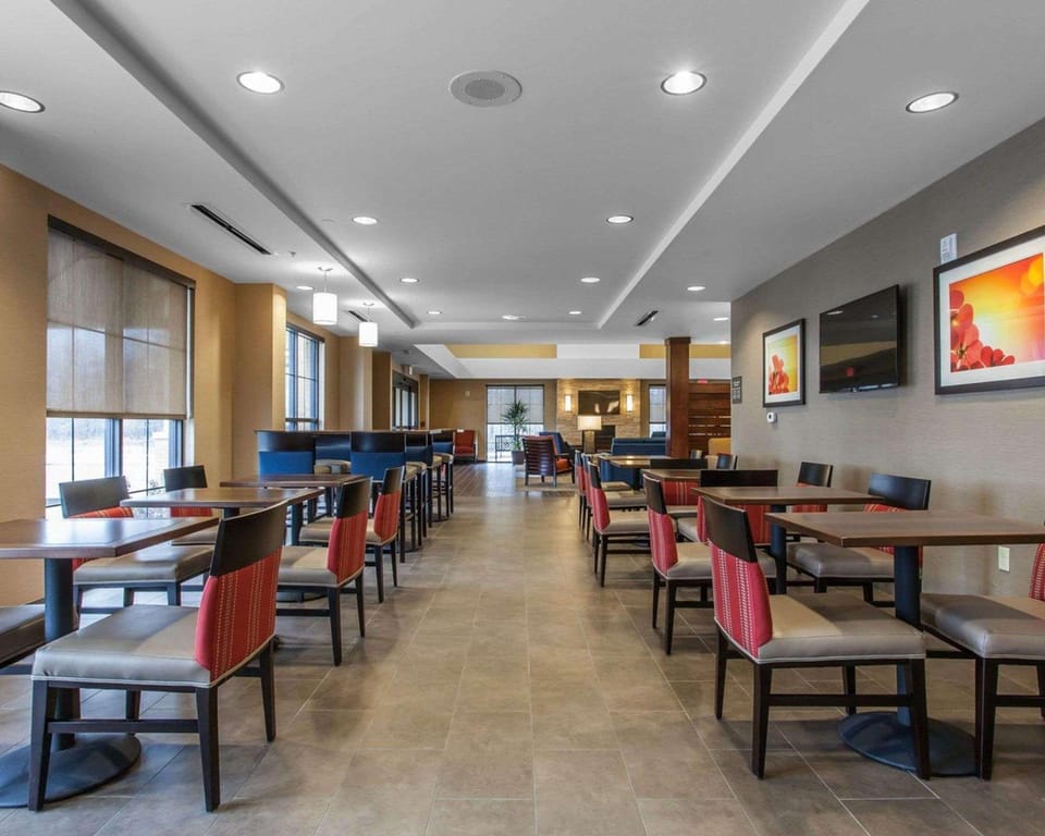 Comfort Suites Youngstown North Hotel in Ohio