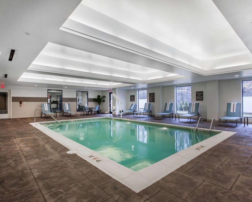 Comfort Suites Youngstown North Hotel in Ohio