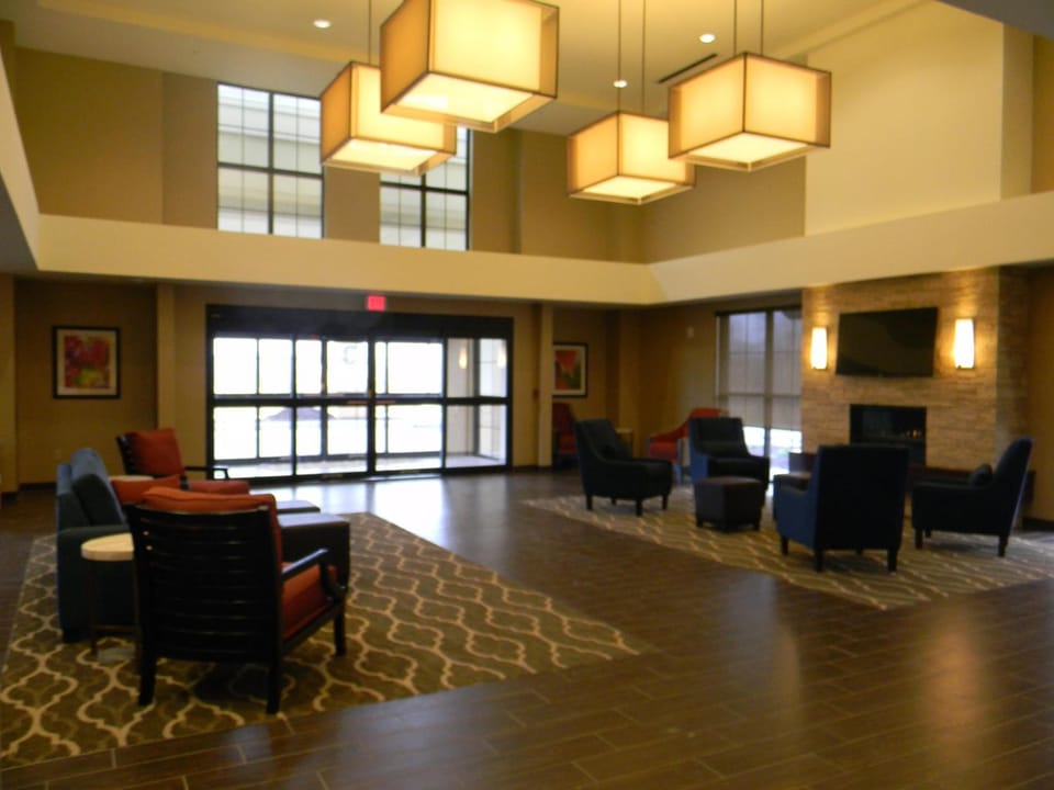 Comfort Suites Youngstown North Hotel in Ohio