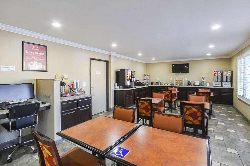 Econo Lodge Inn & Suites Escondido Downtown Hotel in Escondido Village