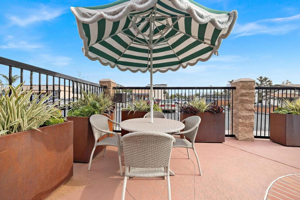 Econo Lodge Inn & Suites Escondido Downtown Hotel in Escondido Village