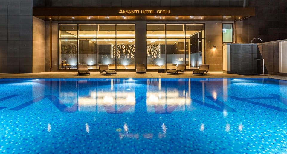 Swimming pool [outdoor]