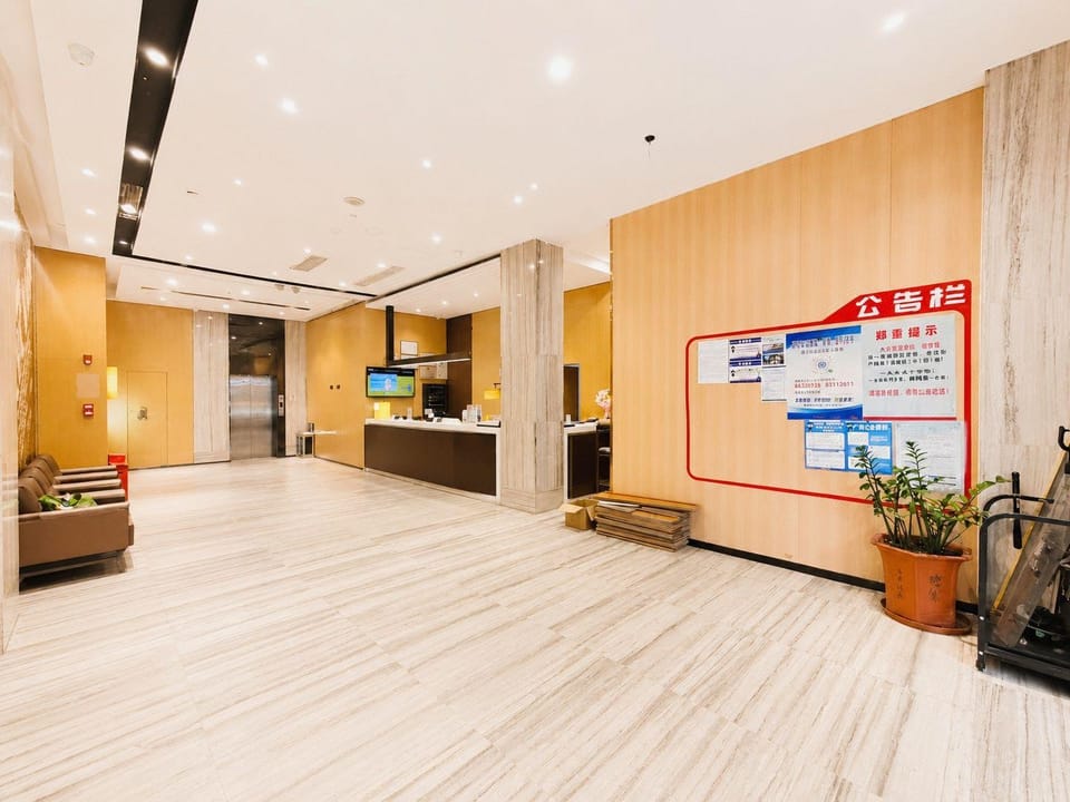 IU Hotel Guangzhou Jingxi Southern Hospital Metro Branch Hotel in Guangzhou