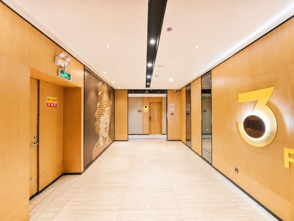 IU Hotel Guangzhou Jingxi Southern Hospital Metro Branch Hotel in Guangzhou