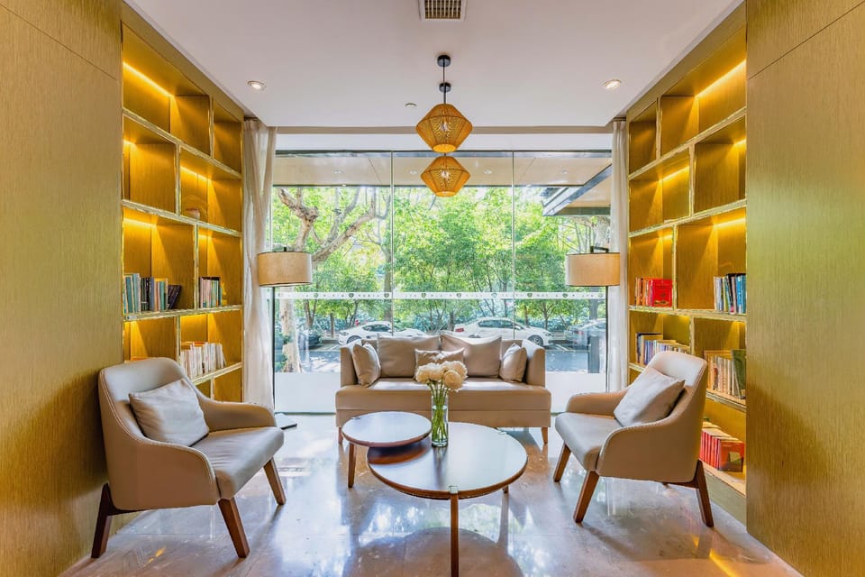 Hangzhou West Lake Hubin Yintai Atour Hotel                                                  Hotel in Hangzhou