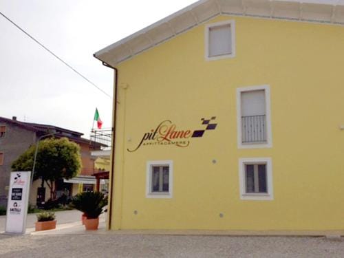 Pit Lane AFFITTACAMERE Hotel in Marche