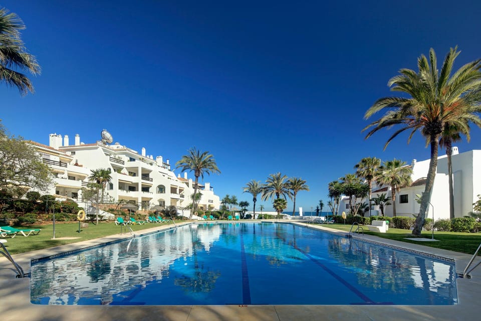 Swimming pool [outdoor]