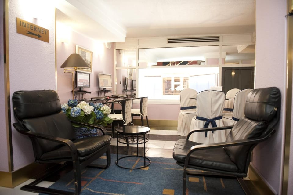 Shared lounge/TV area