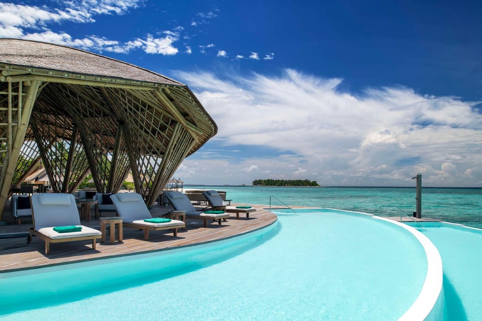 Swimming pool [outdoor]