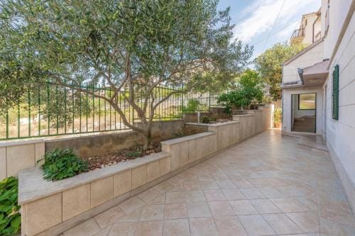 Apartments Ivana-Mira Hotel in Okrug Gornji