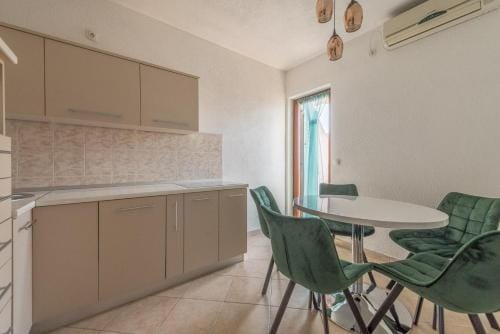 Apartments Ivana-Mira Hotel in Okrug Gornji