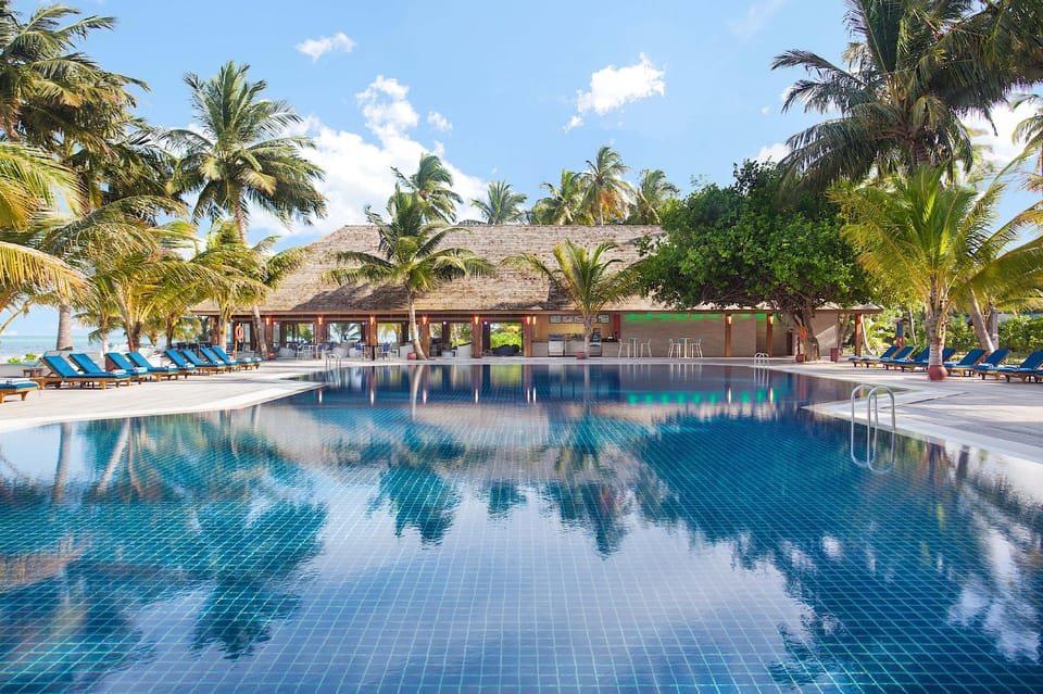 Swimming pool [outdoor]