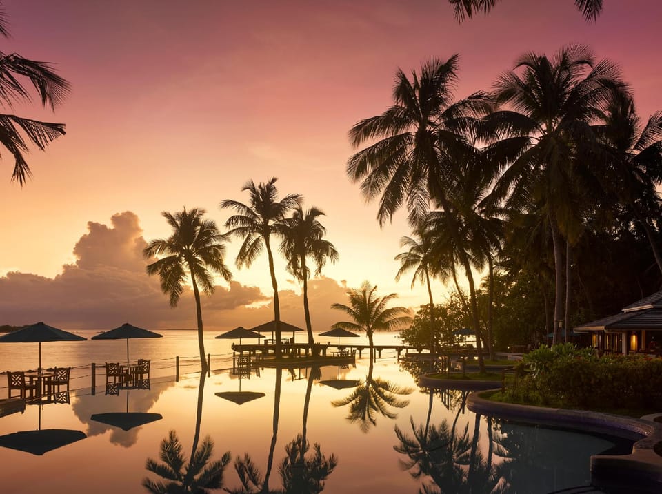Swimming pool [outdoor]