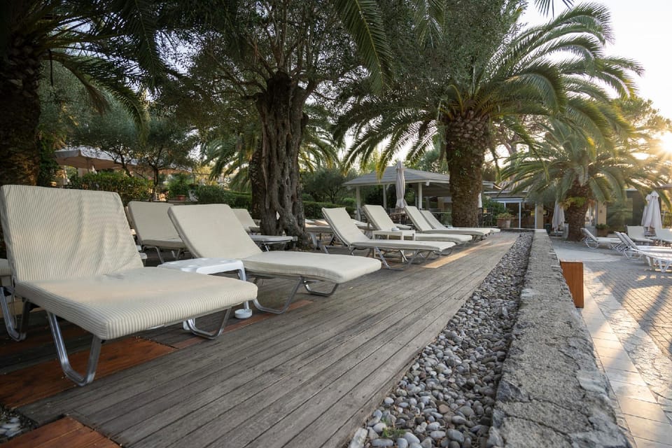 Swimming pool [outdoor]