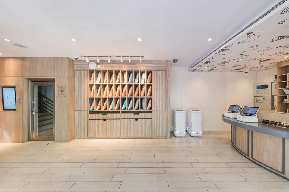 Hanting Premium Hotel Shanghai Nanjing West Road Metro Station Hotel in Shanghai