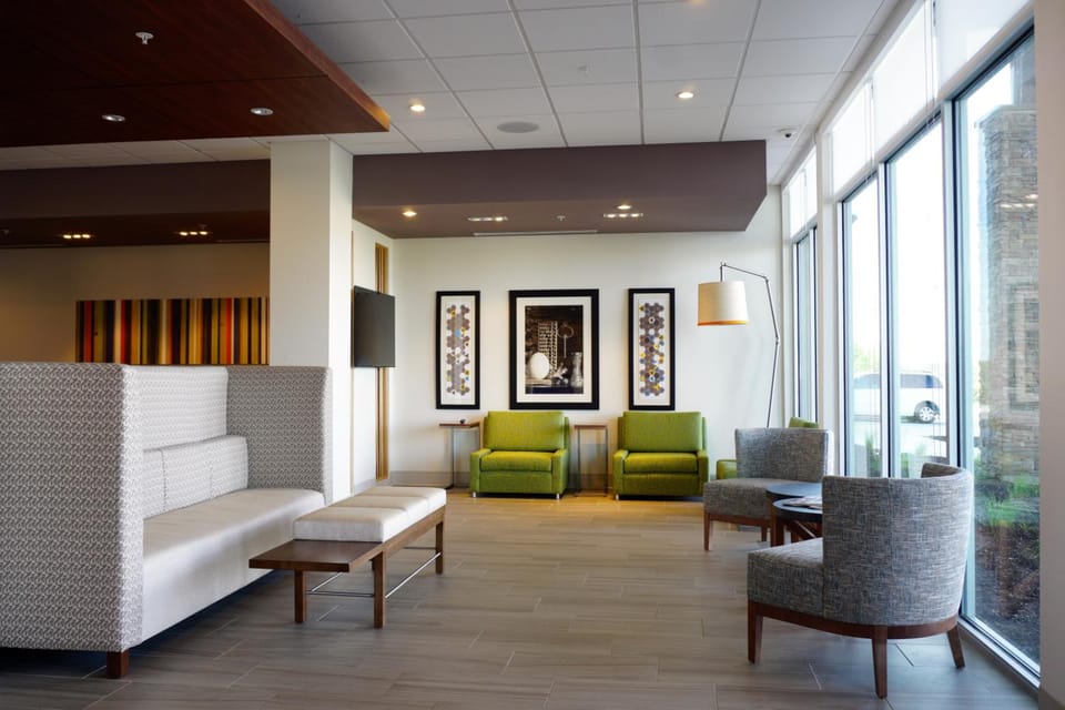 Holiday Inn Express & Suites Omaha - Millard Area By IHG Hotel in Omaha