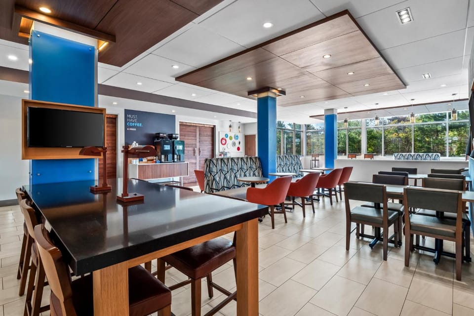 Holiday Inn Express & Suites Detroit Northwest - Livonia By IHG Hotel in Livonia