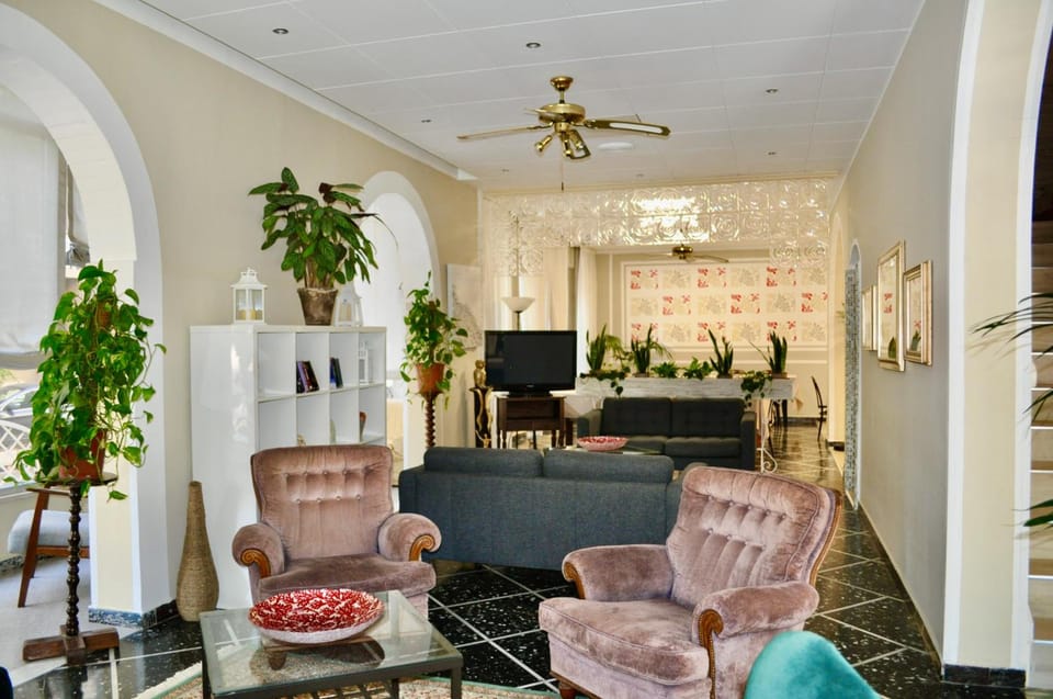 Shared lounge/TV area
