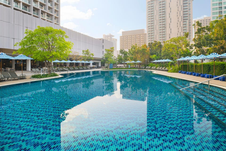 Swimming pool [outdoor]