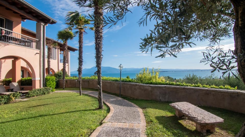 Castello Belvedere Apartments Apartment hotel in Desenzano del Garda