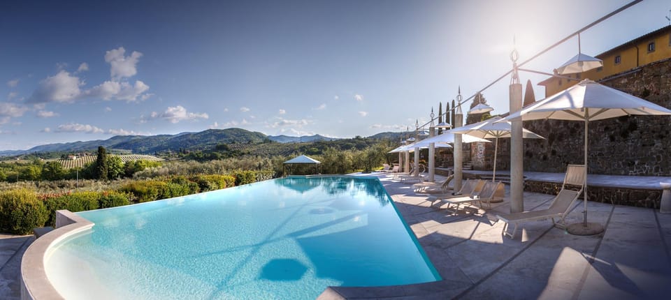 Swimming pool [outdoor]